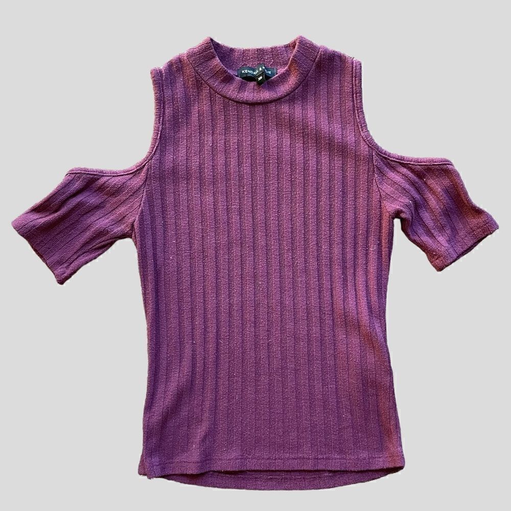 Kendallโandย KylieโMaroonโKnitโColdโShoulderโTop